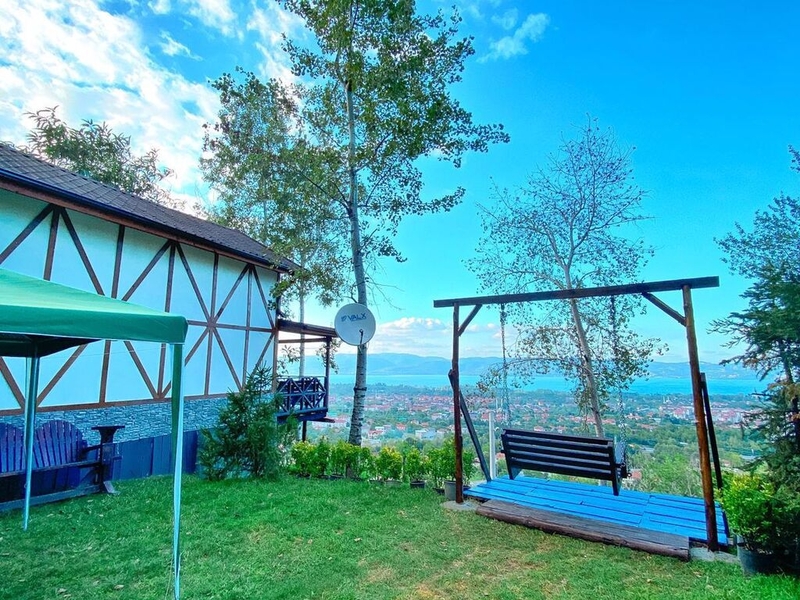 Sapanca Tepedeki Yeşil Dağ Evi